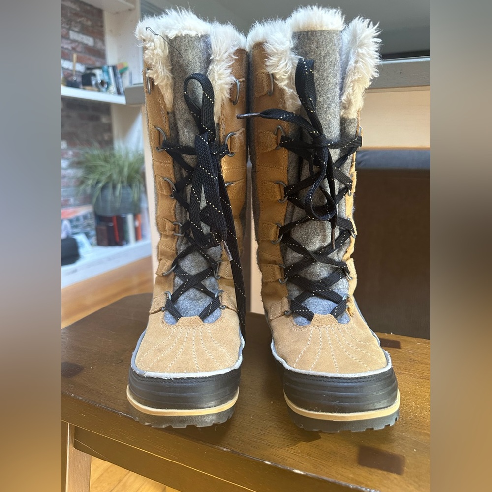 Women’s SOREL Tivoli winter boots. Size 8